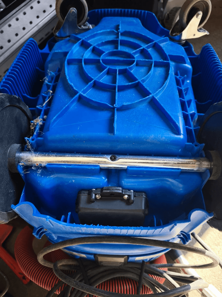 Kompakter Findmee Tracker an einem blauen Betriebsmittel
